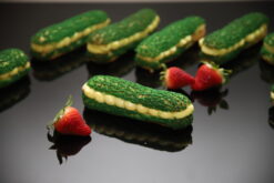 Eclair menthe, fraises (pâte à choux croquante, compotée de framboises, crumble, crémeux menthe)- Boulangerie Brin