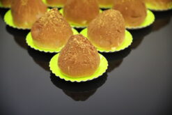 Noiséta (choux croquant praliné, crème légère caramel, biscuit dacquoise, velour chocolat) - Boulangerie Brin