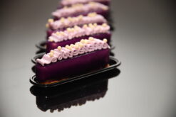 Perle (fond de sablée, biscuit dacquoise, crème légère framboises, crémeux vanille, ganache montée myrtilles, glaçage myrtilles) - Boulangerie Brin