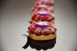 Sublime framboises (pâte sucrée, crémeux pistache, crème légère framboises, framboises)- Boulangerie Brin