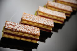 Mille-feuille fruits rouges ou abricot, passion - Boulangerie Brin