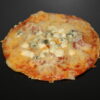 Pizza bleu individuelle (tomate, oignon rôti, lardon, bleu, emmental) - Boulangerie Brin