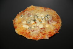 Pizza bleu individuelle (tomate, oignon rôti, lardon, bleu, emmental) - Boulangerie Brin
