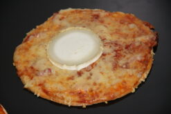 Pizza chèvre individuelle (tomate, lardon, chèvre, emmental) - Boulangerie Brin