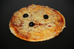 Pizza chorizo individuelle (tomate chorizo, olives, emmmental) - Boulangerie Brin