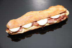Sandwich Auvergnat (mayonnaise, pétales de jambon de pays, chèvres, pommes de terre) - Boulangerie Brin