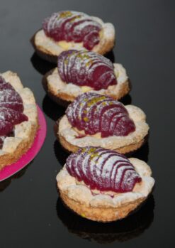 Tartelettes poires, framboise ( biscuit dacquoise, poires à la marinade de framboise, compoté de framboises, crème mousseline vanille) ( sans gluten) - Boulangerie Brin