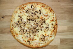 Pizza Anjevine (crème, poulet rôti, champignon, emmental) - Boulangerie Brin