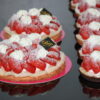 Tarte Camélia ( fraises, crème chantilly mascarpone et biscuit dacquoise) en saison (sans gluten) - Boulangerie Brin