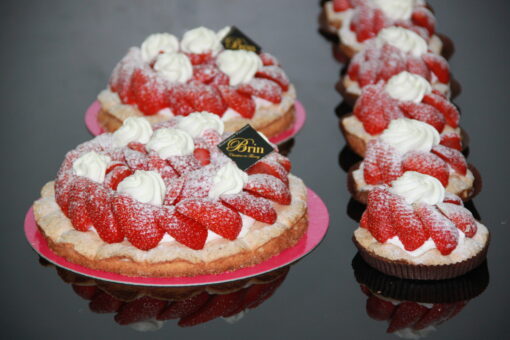 Tarte Camélia ( fraises, crème chantilly mascarpone et biscuit dacquoise) en saison (sans gluten) - Boulangerie Brin