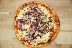 Pizza Kebab (Sauce tomate, kebab, champignons frais, oignons rouges et mozzarella)