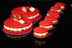 Macaron vanille/ framboises ( macaron, ganache montée vanille et confis de framboises)(sans gluten)