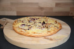 Pizza Montagnarde (Crème fraîche, moutarde à l'ancienne, andouille, champignons frais, oignons rouges et mozzarella) - Boulangerie Brin