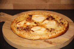 Pizza Rimini - (Crème fraîche, bacon, cerneaux de noix, miel, fromage de chèvre, mozzarella) - Boulangerie Brin