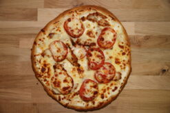 Pizza Mario (Crème, poulet Kebab, tomates fraîches et mozzarella) - Boulangerie Brin