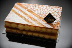 Mille feuilles abricot/ passion ( feuilletage croustillant, crème mousseline vanille, biscuit gélifié abricot/ passion)