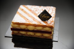 Mille feuilles fruits rouges ( feuilletage croustillant, crème mousseline vanille, biscuit gélifié fruits rouges)