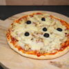 Pizza Choletaise (tomate, jambon, champignon, olive, emmental) - Boulangerie Brin