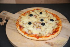 Pizza Choletaise (tomate, jambon, champignon, olive, emmental) - Boulangerie Brin
