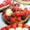 Tarte bigoudène fraises ou fruits frais ( fond de sablée bretonne, crémeux pistache, fraises ou fruits frais) en saison