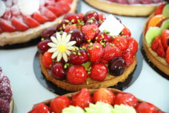 Tarte bigoudène fraises ou fruits frais ( fond de sablée bretonne, crémeux pistache, fraises ou fruits frais) en saison