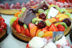 Tartes fruits frais ( fond de pâte sucrée, crème mousseline et fruits frais) en saison