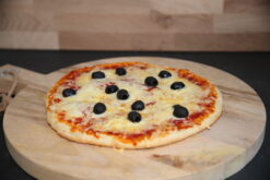 Pizza chorizo (tomate, chorizo, olives, emmmental) - Boulangerie Brin