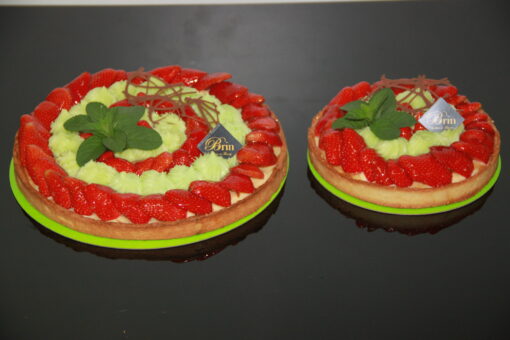 Tarte menthe/ fraises ( fond de pâte sucrée, crème mousseline, crémeux menthe et fraises) en saison