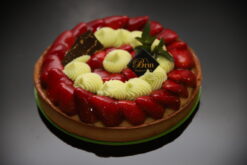 Tarte menthe/ fraises ( fond de pâte sucrée, crème mousseline, crémeux menthe et fraises) en saison