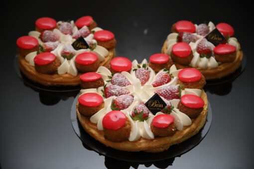Le Saint Ho'Brin ( fond de sablée bretonne, crème mousseline, confis de framboise, crème chantilly mascarpone, choux crémeux fraise et fraises) en saison