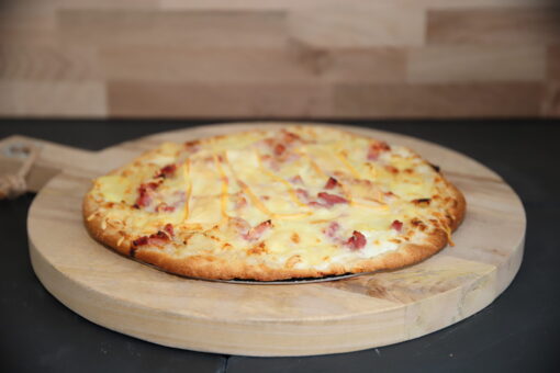 Pizza tartiflette (crème, pomme de terre, lardon, reblochon, emmental) - Boulangerie Brin