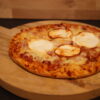 Pizza chèvre (tomate, lardon, chèvre, emmental)
