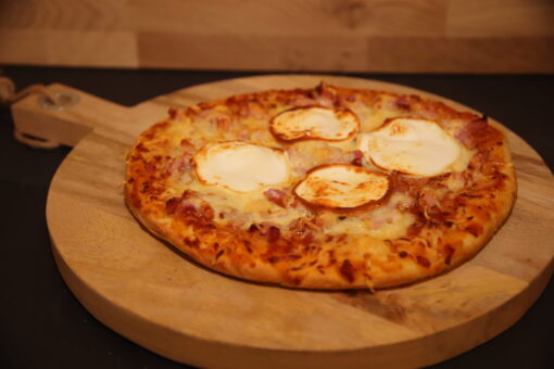 Pizza chèvre (tomate, lardon, chèvre, emmental)