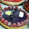 Tarte Sublime framboises ( fond de pâte sucrée, crémeux pistache, crème légère framboise et framboises fraîches) en saison