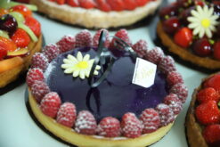 Tarte Sublime framboises ( fond de pâte sucrée, crémeux pistache, crème légère framboise et framboises fraîches) en saison