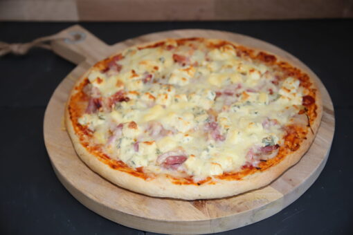 Pizza bleu (tomate, oignon rôti, lardon, bleu, emmental) - Boulangerie Brin