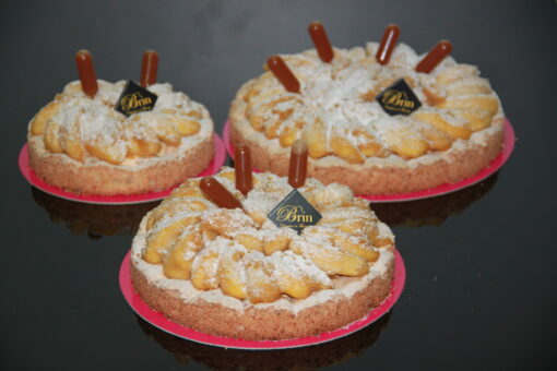 Tarte Valanjevine ( Pommes caramélisées, crème légère caramel et biscuit dacquoise)(sans gluten)